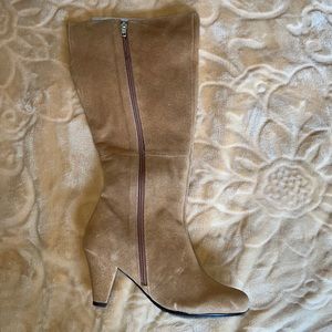 Camel colored Women’s 3” Suede Theme boots